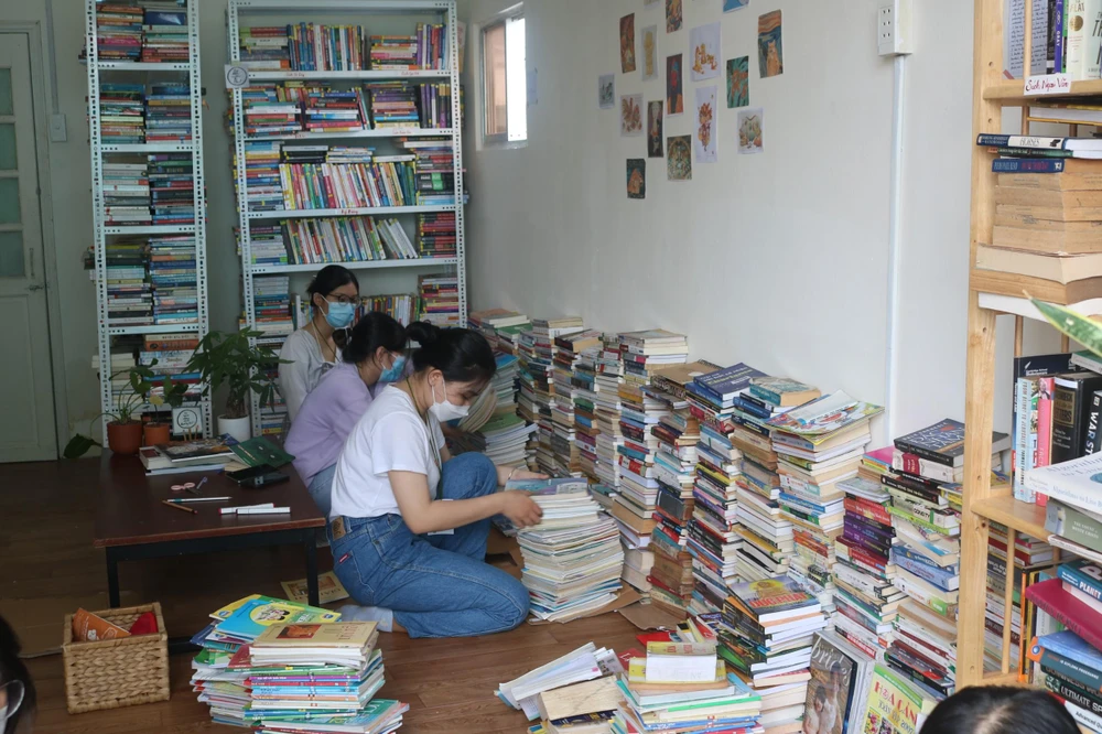 Hơn 2000 đầu sách các loại như: sách kỹ năng, sách kinh tế, văn học, tôn giáo, sách quản trị, tư duy giao tiếp, truyện tranh,.…được thu gom qua những lần tổ chức hoạt động.Ảnh: NGỌC TRĂM