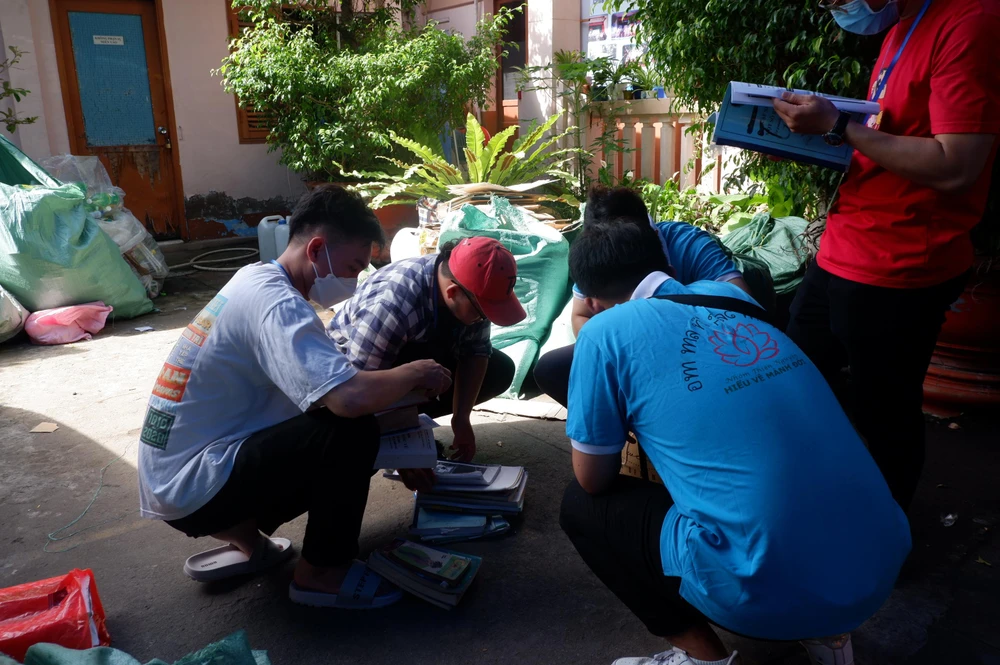 Rác sau khi thu gom sẽ được các bạn tình nguyện viên phân loại. Ảnh: NGỌC TRĂM