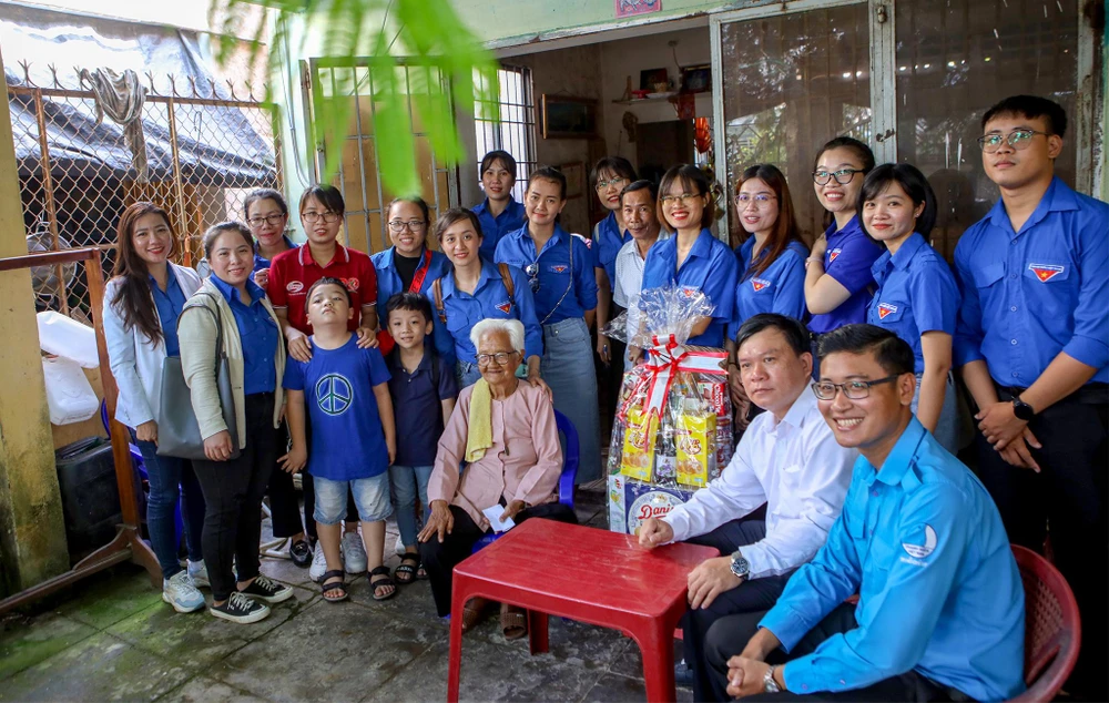 Chi đoàn, Công đoàn báo Pháp Luật TP.HCM đến thăm và tặng quà cho gia đình bà Nguyễn Thị Ích tại ấp Hoà Hiệp, xã Long Hoà. Ảnh: NGUYỆT NHI.
