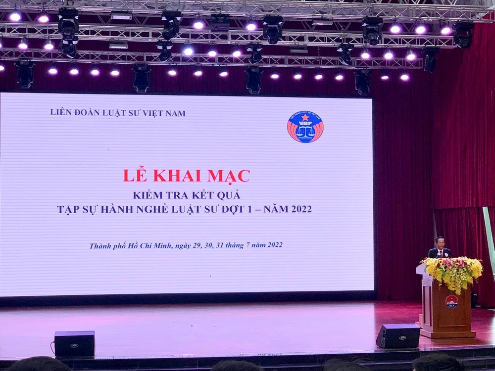 LS Phan Trung Hoài, Phó Chủ tịch Liên đoàn LS Việt Nam phát biểu tại lễ khai mạc kỳ thi kiểm tra kết quả tập sự hành nghề LS đợt 1 năm 2022. Ảnh: HỒNG LINH