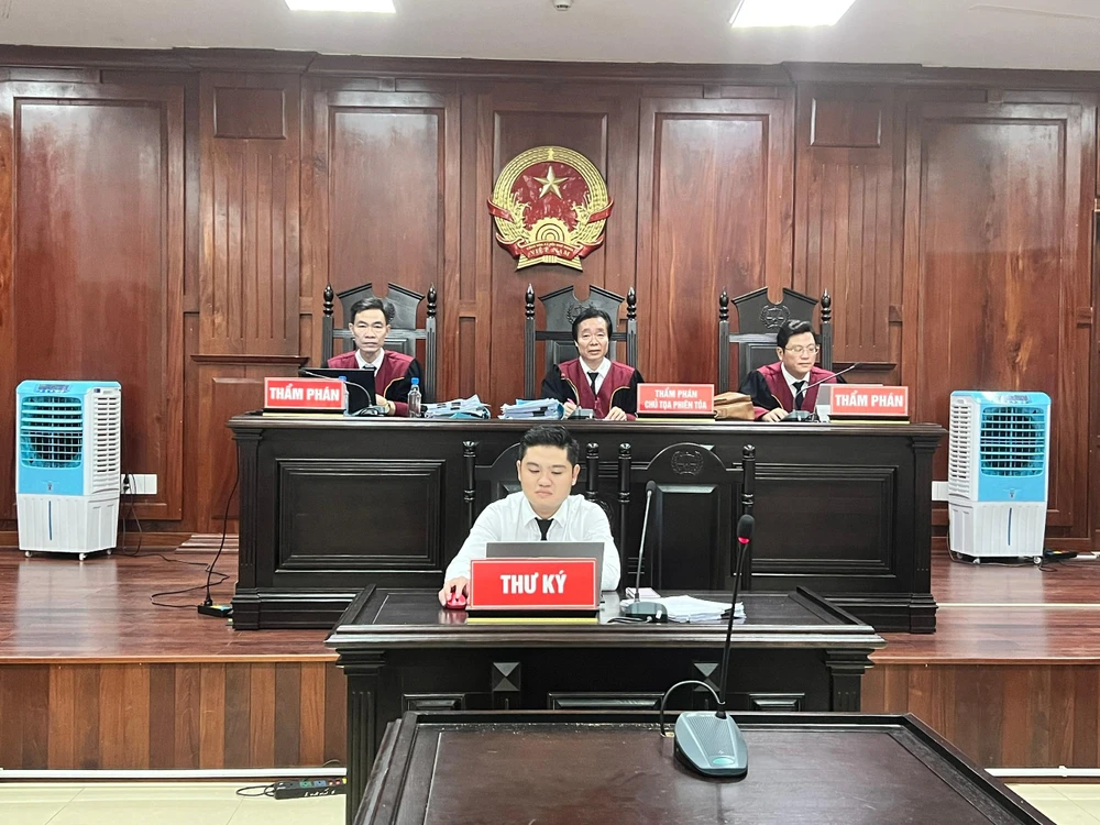 HĐXX TAND cấp cao tại TP.HCM xét xử hai vụ án hành chính kiện UBND tỉnh Kiên Giang chiều 26-9. Ảnh: ĐẶNG LÊ