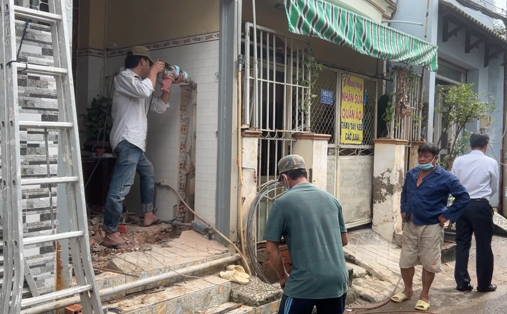 Hộ ông Nguyễn Văn Sông đang thực hiện di dời vật kiến trúc để hiến đất mở hẻm. Ảnh: HỮU ĐĂNG