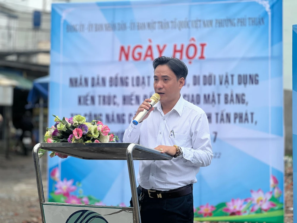 Ông Bùi Hữu Trung, phó Chủ tịch UBND phường Phú Thuận, quận 7 thông tin về dự án nâng cấp, mở rộng hẻm 803 Huỳnh Tấn Phát. Ảnh: HỮU ĐĂNG