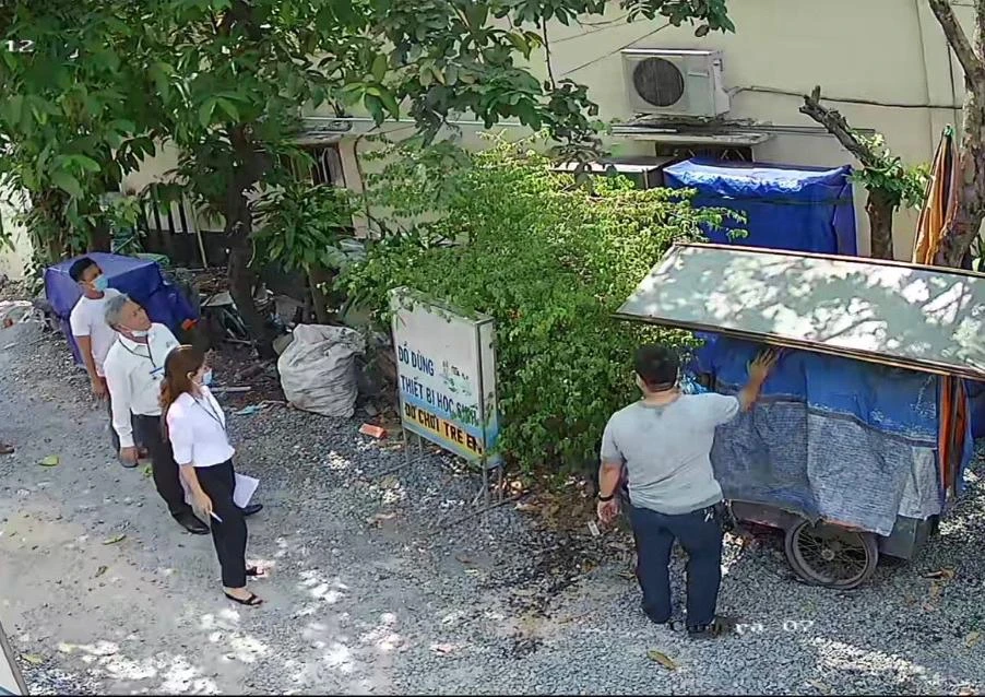 Cán bộ tòa án xem xét, thẩm định tại chỗ hiện trạng khu đất tranh chấp. Ảnh: KC