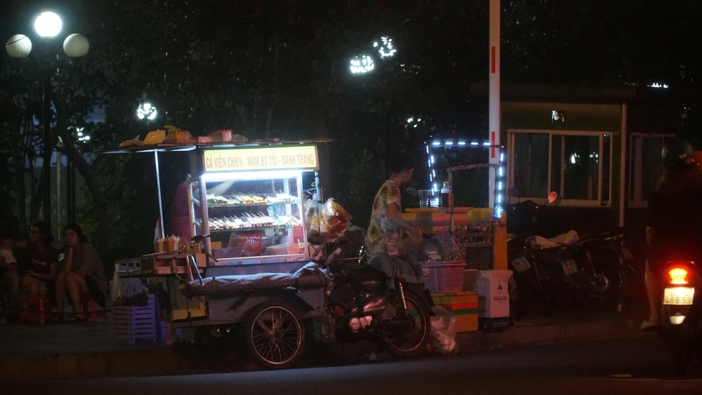 Từ chiều đến đêm tại khu vực công viên của KDC City Land tụ tập rất nhiều các xe đẩy cá viên chiên, xe nước. Ảnh: HỮU ĐĂNG
