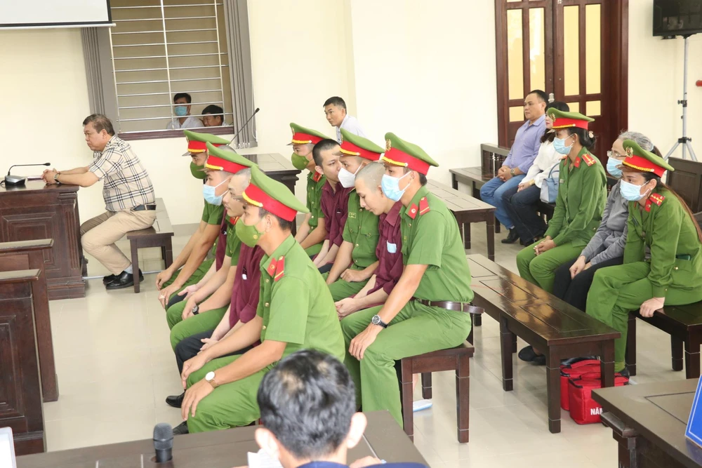 Các bị cáo tại phiên xử phúc thẩm sáng 2-11. Ảnh: HUỲNH DU
