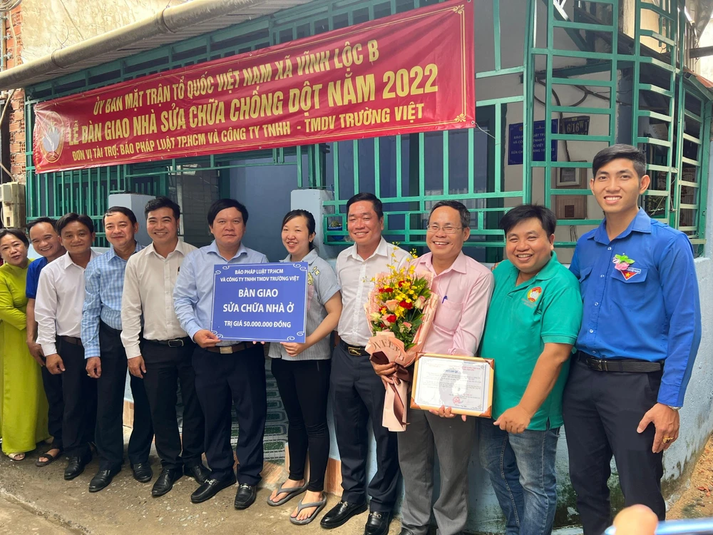 Đại diện báo Pháp Luật TP.HCM phối hợp cùng với UBND xã Vĩnh Lộc B bàn giao căn nhà sửa chữa cho hộ gia đình bà Trần Thị Ánh Sương. Ảnh: HỮU ĐĂNG