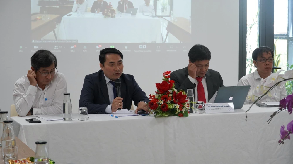 Các chuyên gia đang giải đáp những câu hỏi của người tham dự tại buổi toạ đàm liên quan đến giải quyết tranh chấp Tài chính - Ngân hàng. Ảnh: ĐẶNG LÊ