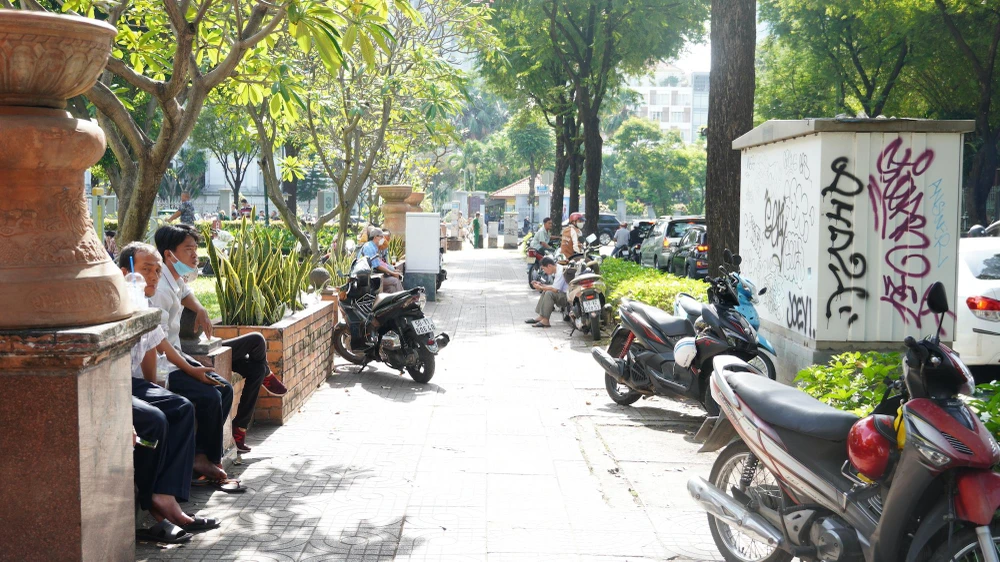 Bên ngoài trụ sở toà án, nhiều người dân quan tâm theo dõi. Ảnh: HỮU ĐĂNG