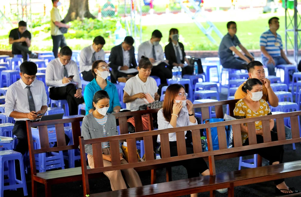 Khu vực phía trong sân TAND TP.HCM trong ngày thứ hai xét xử. Ảnh: NGUYỆT NHI