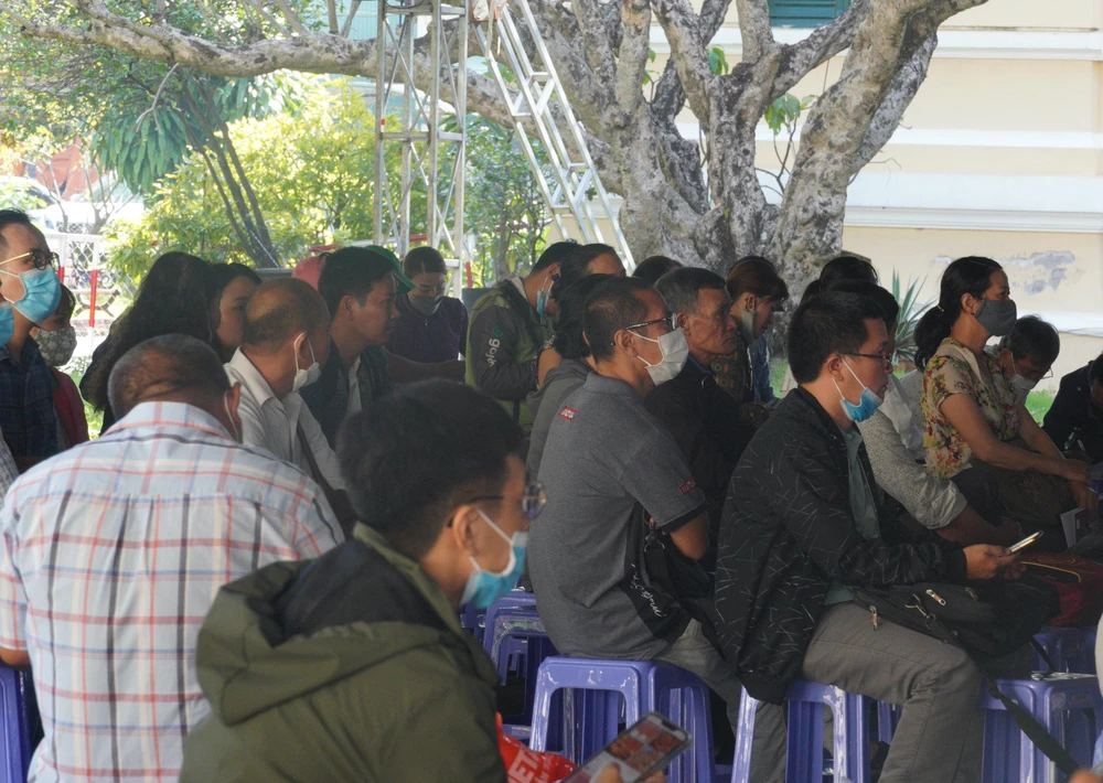 Chủ toạ phiên toà lưu ý đối với các bị hại cần xác định lại số tiền yêu cầu vì đang có sự nhầm lẫn giữa số tiền ghi trên hợp đồng và số tiền thực đóng. Ảnh: HỮU ĐĂNG