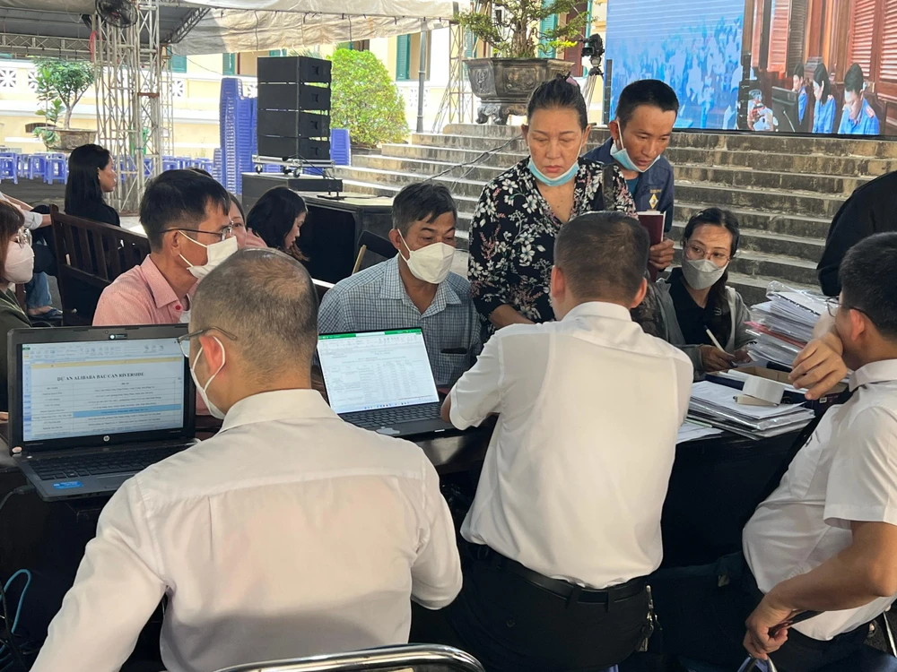 Nhiều bị hại sau khi được xét hỏi đến bàn thư ký để cập nhật thông tin. Ảnh: HỮU ĐĂNG