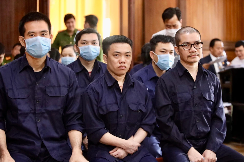 Nguyễn Thái Luyện (đeo kính) đang nghe LS trình bày bài bào chữa để bảo vệ cho mình. Ảnh: NGUYỆT NHI.