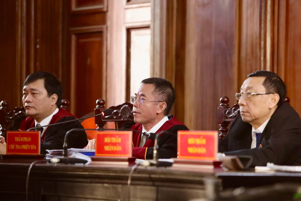 HĐXX trong vụ án xét xử Nguyễn Thái Luyện. Ảnh: NGUYỆT NHI