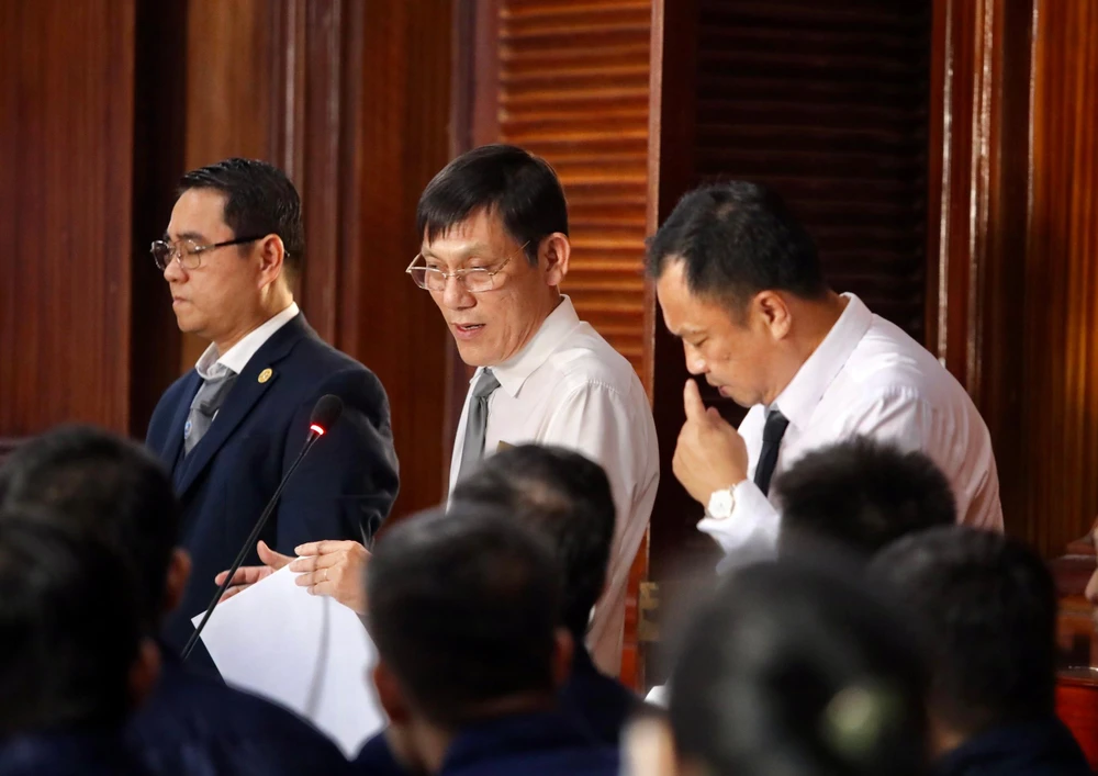 Các luật sư bào chữa cho các bị cáo tại phiên toà. Ảnh: NGUYỆT NHI