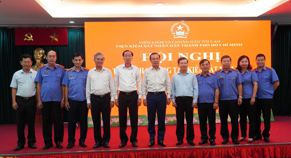 Lãnh đạo Thành uỷ, UBND TP.HCM, VKSND Tối cao chụp hình lưu niệm cùng VKSND TP.HCM tại hội nghị. Ảnh: HỮU ĐĂNG.