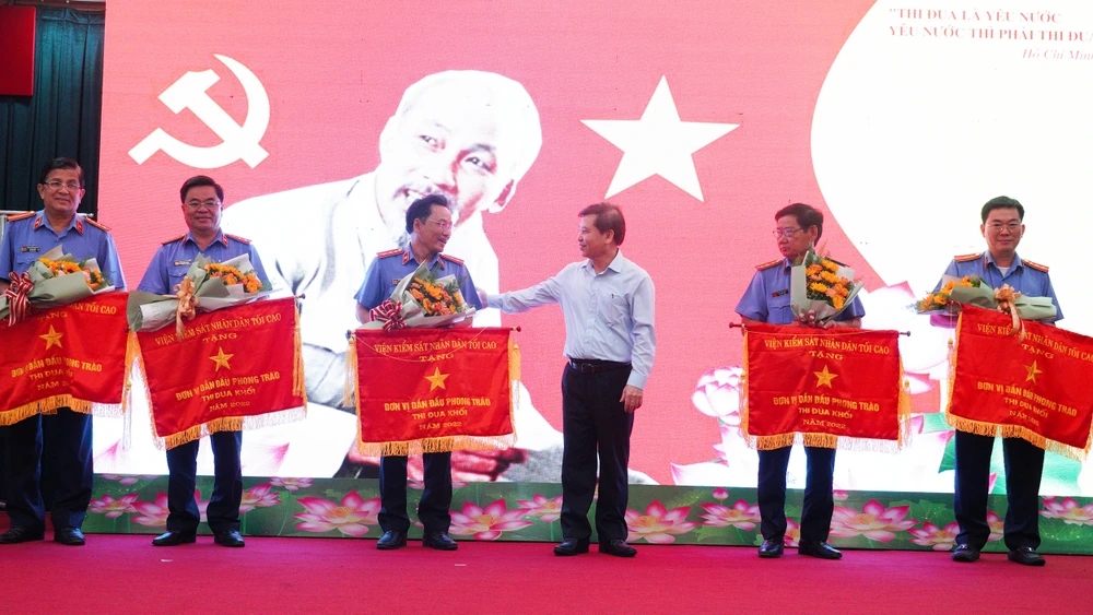 Dịp này VKSND Tối cao cũng đã trao cờ thi đua cho năm đơn vị, phòng nghiệp vụ của VKSND TP.HCM gồm: Phòng 3, Phòng 10, Văn phòng tổng hợp, VKSND quận 10, VKSND quận Tân Bình. Ảnh: HỮU ĐĂNG.