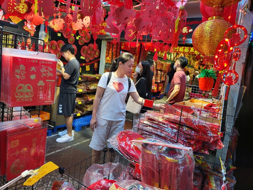 Người Việt mua đồ để trang trí Tết tại một cửa hàng trong Chinatown