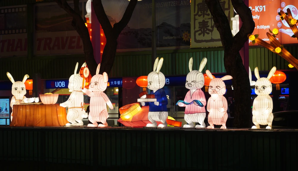 Dọc tuyến đường New Bridge, linh vật Tết 2023 theo truyền thống của người Trung Hoa là con thỏ được trang trí khắp nơi