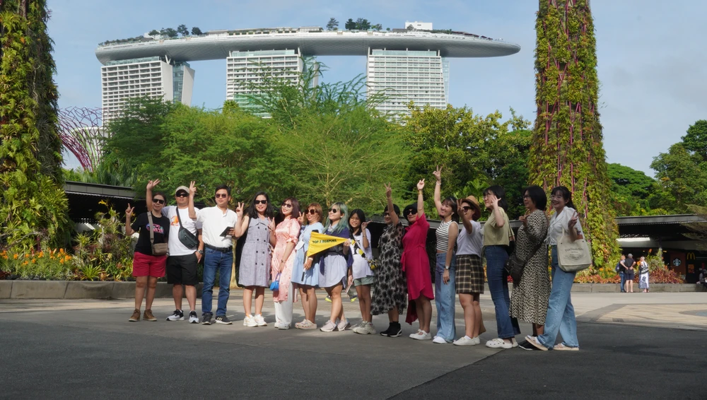 Gọi là siêu cây năng lượng vì cây phát ra điện, mỗi cây cao khoảng 30m đường kính lớn, làm bằng khung sắt, bên ngoài phủ bằng nhiều loại hoa, phía trên cùng đặt các tấm pin năng lượng mặt trời lớn để lấy điện cho cả khu vườn.