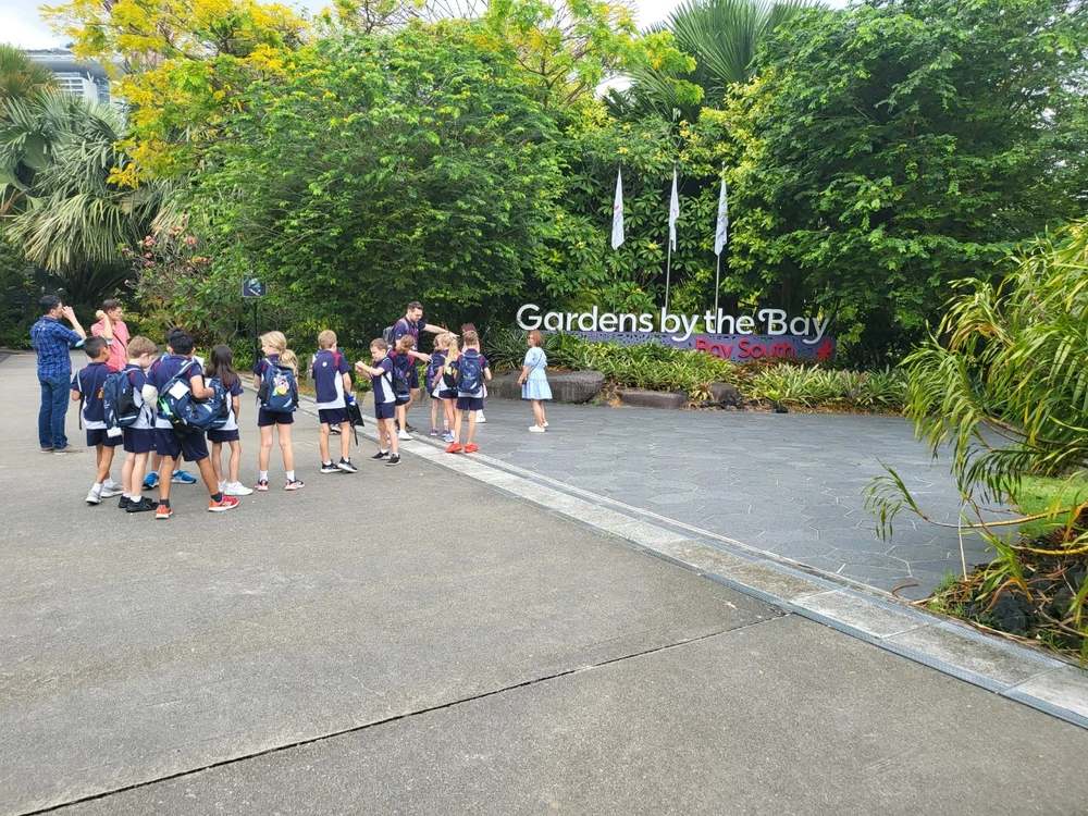 Khu vườn cũng thường xuyên đón tiếp các đoàn là các em học sinh vì đây là nơi dã ngoại thiên nhiên gần như duy nhất của học sinh tại Singaprore do phần lớn diện tích quốc đảo này là các công trình xây dựng hiện đại.