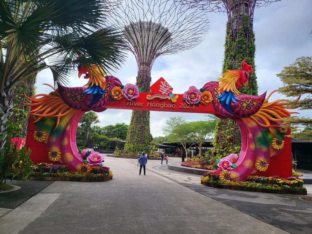 Dịp tết nguyên đán nên khu vườn cũng được trang hoàng mang đậm dấu ấn Trung Hoa, phù hợp với dân số Singapore với 70% là người gốc Hoa.