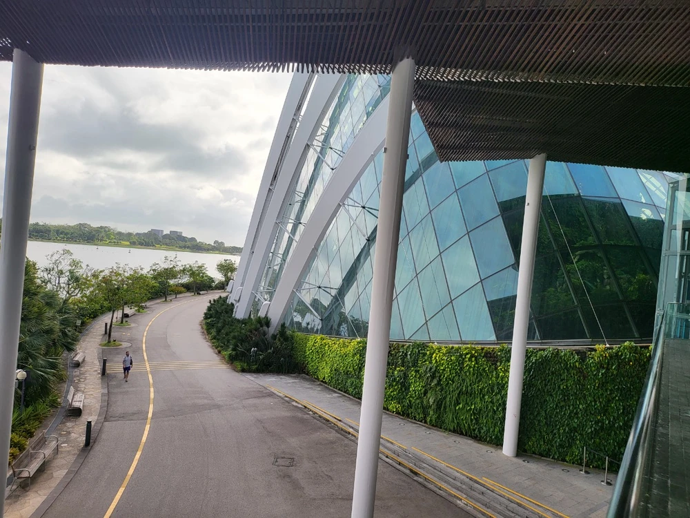 Ngoài khu vườn tự nhiên thì vườn có ba khu nhà kính - một khu trồng các loại cây và hoa xứ lạnh, một khu là các loại cây vùng núi sâu, một khu là vườn treo. Ở Gardens by the Bay có đến 560.000 loại cây. Ba khu nhà kính dùng máy điều hòa nhiệt độ 24/24, điện dùng cho các nhà kính này là điện mặt trời lấy từ 18 cây năng lượng trong khu vườn.