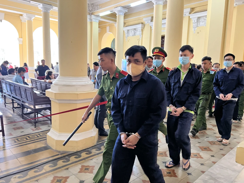 Các bị cáo được dẫn giải tại toà. Ảnh: HỮU ĐĂNG