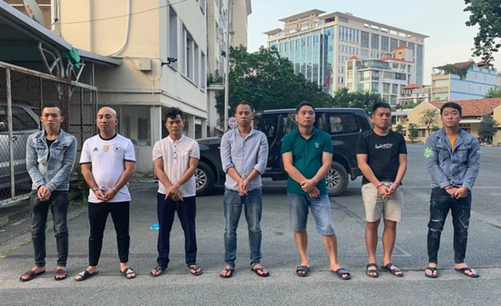 Các bị can trong băng cướp tiền ảo khi bị công an bắt. Ảnh: CA