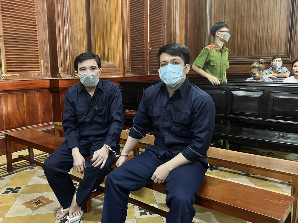 Trịnh Trường Giang (trái) và Trần Thanh Hải (phải) tại toà. Ảnh: HỮU ĐĂNG
