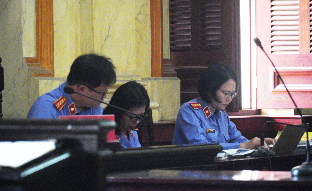 Đại diện VKSND TP.HCM đã đề nghị HĐXX tuyên bị cáo Trần Phương Bình 20 năm tù, tổng hợp hình phạt chung là chung thân. Ảnh: HỮU ĐĂNG