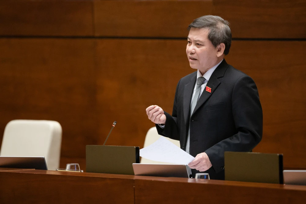 Viện trưởng VKSND Tối cao Lê Minh Trí trả lời chất vấn. Ảnh: Quốc hội