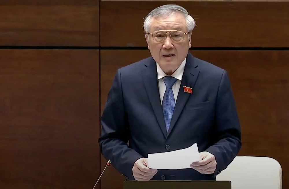 Chánh án TAND Tối cao Nguyễn Hoà Bình trả lời chất vấn của các đại biểu Quốc hội. Ảnh: HĐ