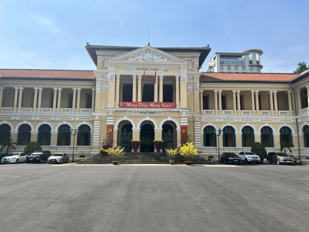 HĐXX đã quyết định tạm ngưng phiên toà để đưa Cục Thi hành án dân sự TP.HCM tham gia tố tụng (ảnh minh hoạ). Ảnh: HỮU ĐĂNG HĐXX đã quyết định tạm ngưng phiên toà để đưa Cục Thi hành án dân sự TP.HCM tham gia tố tụng (ảnh minh hoạ). Ảnh: HỮU ĐĂNG