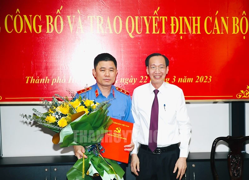 Trưởng ban Nội chính Thành ủy TP.HCM Lê Thanh Liêm trao quyết định cho ông Nguyễn Đức Thái. Ảnh: web Đảng bộ TP.HCM