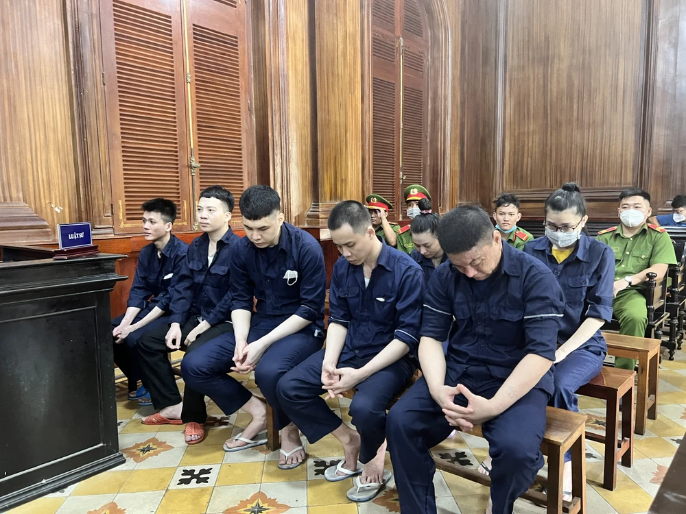 7 bị cáo trong đường dây ma tuý do Võ Trọng Nghĩa cầm đầu tại toà. Ảnh: HỮU ĐĂNG