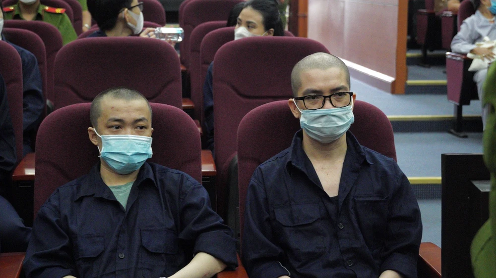 Bị cáo Nguyễn Thái Luyện (đeo kính) tại toà. Ảnh: HỮU ĐĂNG
