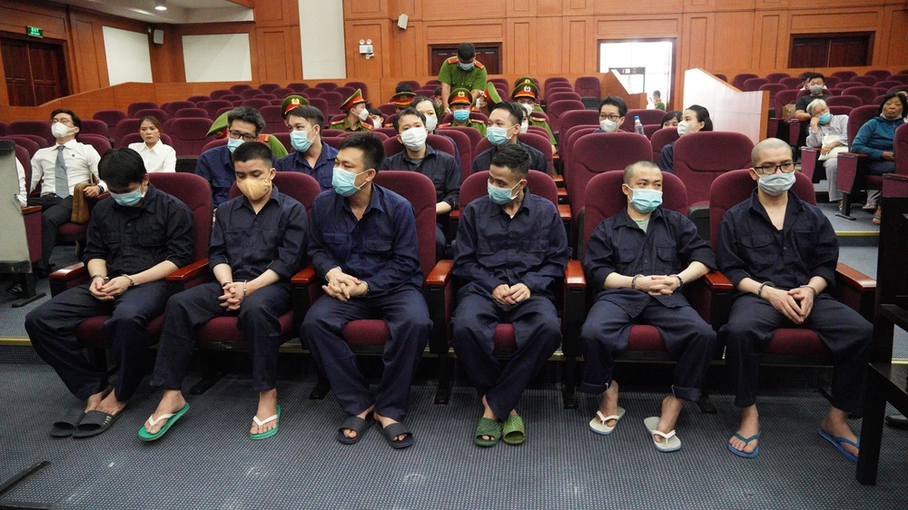Bị cáo Nguyễn Thái Luyện (đeo kính) cùng các bị cáo khác tại phiên toà phúc thẩm. Ảnh: HỮU ĐĂNG