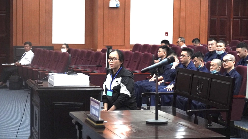 Vì lý do sức khoẻ nên HĐXX cho phép bị cáo Mai được ngồi khi tham gia xét hỏi. Ảnh: HỮU ĐĂNG