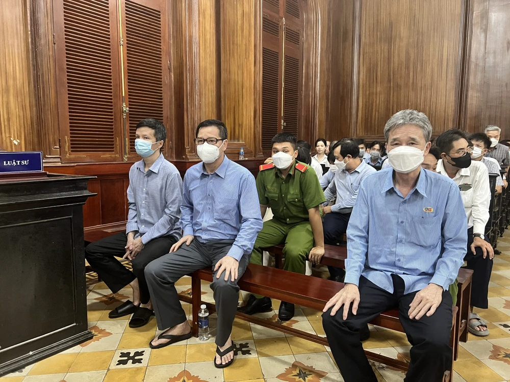 Cựu tổng giám đốc CNS Chu Tiến Dũng (ngồi giữa) bị tuyên phạt 5 năm tù. Ảnh: HỮU ĐĂNG