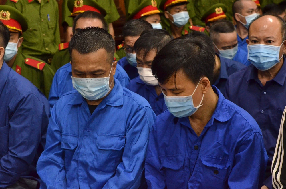 Các công ty trong nước lập hồ sơ bán hàng đã được nâng khống giá trị cho các công ty ở nước ngoài để hợp thức việc chuyển tiền trái phép từ nước ngoài về Việt Nam hoặc lập hồ sơ mua hàng có giá trị cao của công ty ở nước ngoài để hợp thức việc chuyển tiền trái phép từ Việt Nam ra nước ngoài.