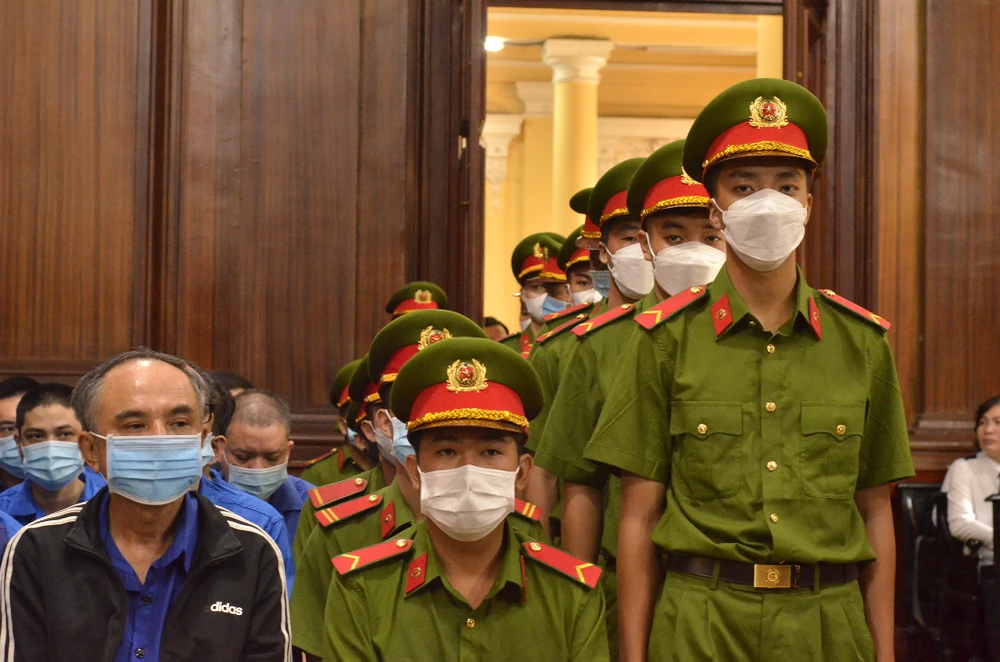 Bị cáo chủ mưu trong vụ án này là Trịnh Tiến Dũng nhưng hiện đã bỏ trốn và đang bị truy nã, cơ quan điều tra đã tách vụ án để xử lý sau.