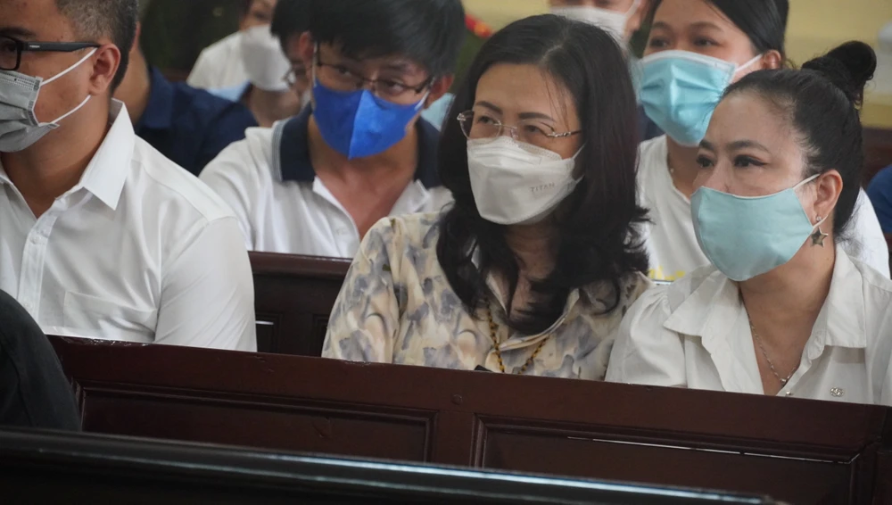 Bị cáo Nguyễn Thị Bích Hạnh, phó Cục trưởng Cục Thuế TP.HCM (đeo kính, áo hoa) bị cáo buộc ký 15 quyết định hoàn thuế giá trị gia tăng trái quy định gây thất thoát 331 tỉ đồng.