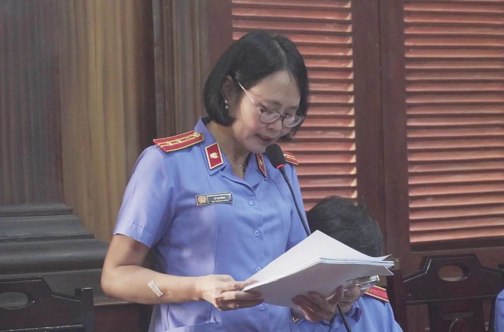 Bảy cán bộ hải quan trong vụ án được đại diện VKSND TP.HCM đề nghị cho hưởng án treo. Ảnh: HỮU ĐĂNG