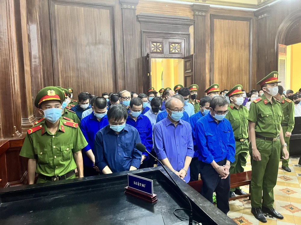 Các bị cáo nghe tuyên án. Ảnh: HỮU ĐĂNG