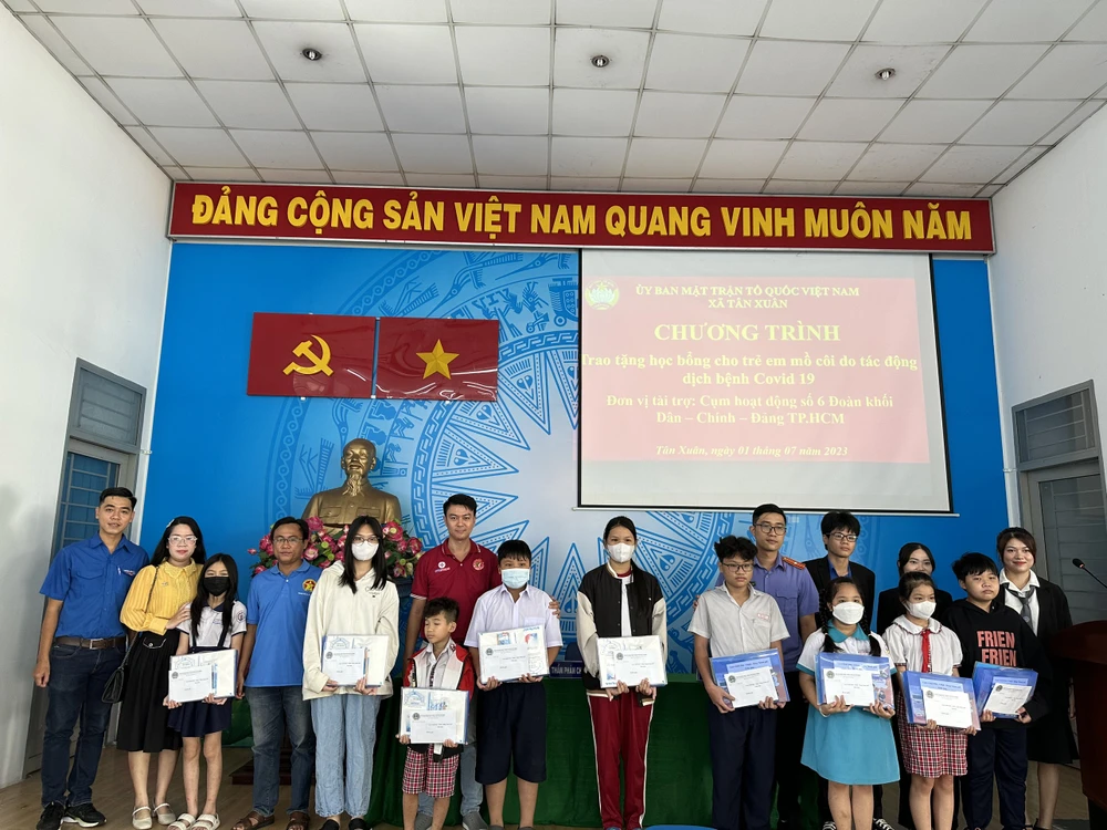 Thành viên trong cụm thi đua số 6 trao 10 phần quà cho các em có hoàn cảnh khó khăn tại địa phương. Ảnh: ĐL