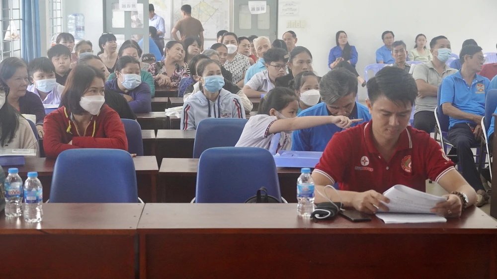 Rất đông người dân đến theo dõi phiên toà giả định.Ảnh: ĐL