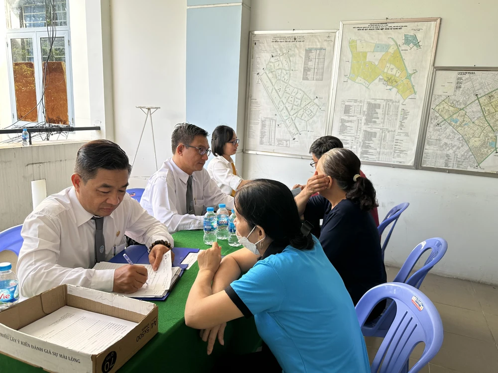 Bàn tư vấn pháp luật miễn phí cho người dân tại xã Tân Xuân.Ảnh: ĐL