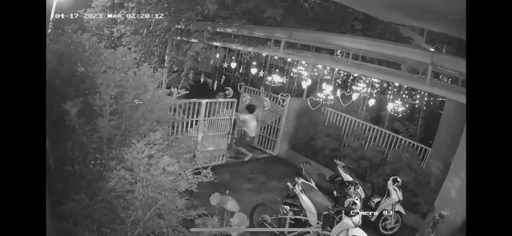 Thời điểm 2 giờ 20 sáng khi ông T. ra mở cổng nhà thì bị tấn công. Ảnh: cắt từ clip