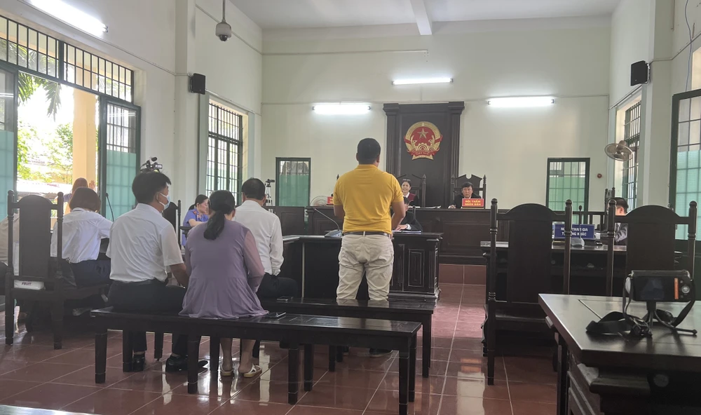 Tại toà, đại diện phía bị đơn (áo vàng) xác nhận đã có những lời lẽ không đúng đối với ông David Dương (chủ VWS) vì bức xúc trước mùi hôi từ bãi rác Đa Phước. Ảnh: HỮU ĐĂNG